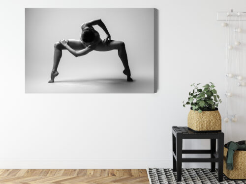Obraz na płótnie Tancerka w pozie dynamicznej  Premium Canvas - obrazek 8