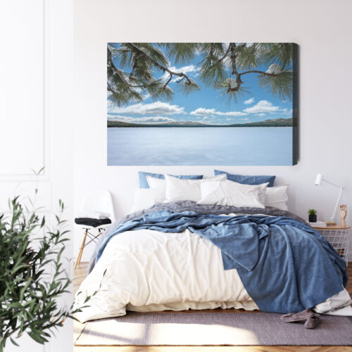 Obraz na płótnie Zimowy krajobraz z jeziorem i sosnami Premium Canvas - obrazek 3