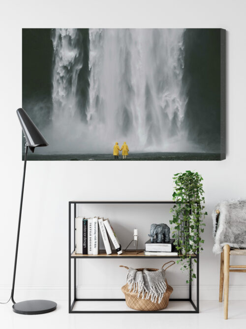Obraz na płótnie Wodospad i para w żółtych płaszczach Premium Canvas - obrazek 9