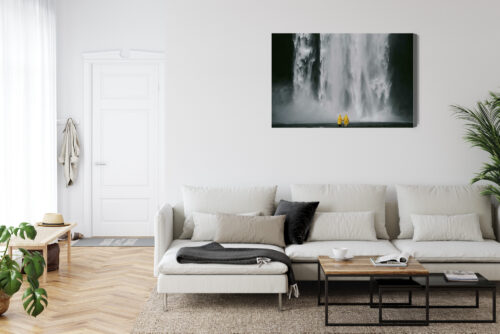 Obraz na płótnie Wodospad i para w żółtych płaszczach Premium Canvas - obrazek 6