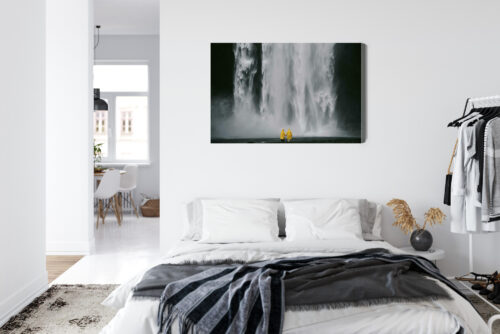 Obraz na płótnie Wodospad i para w żółtych płaszczach Premium Canvas - obrazek 7
