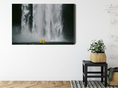 Obraz na płótnie Wodospad i para w żółtych płaszczach Premium Canvas - obrazek 8