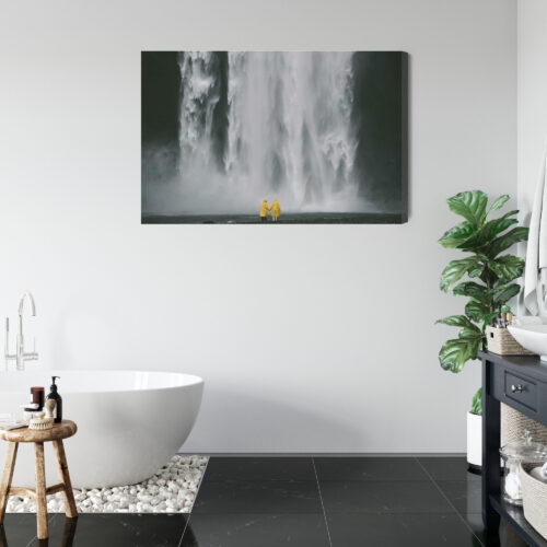 Obraz na płótnie Wodospad i para w żółtych płaszczach Premium Canvas - obrazek 5