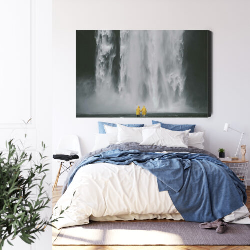 Obraz na płótnie Wodospad i para w żółtych płaszczach Premium Canvas - obrazek 3