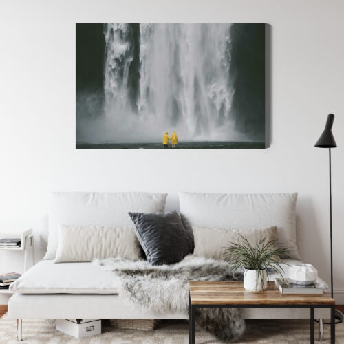 Obraz na płótnie Wodospad i para w żółtych płaszczach Premium Canvas - obrazek 4