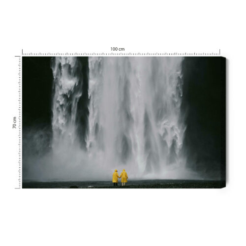 Obraz na płótnie Wodospad i para w żółtych płaszczach Premium Canvas