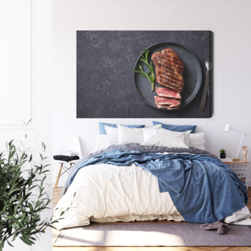 Obraz na płótnie Fotografia Stek z rozmarynem na ciemnym tle Premium Canvas - obrazek 3