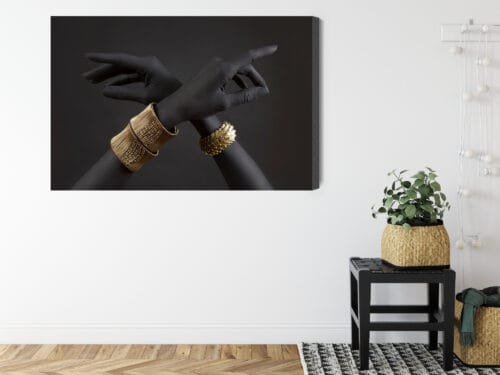 Obraz na płótnie Sztuka Czarne dłonie ze złotymi bransoletami Premium Canvas - obrazek 8