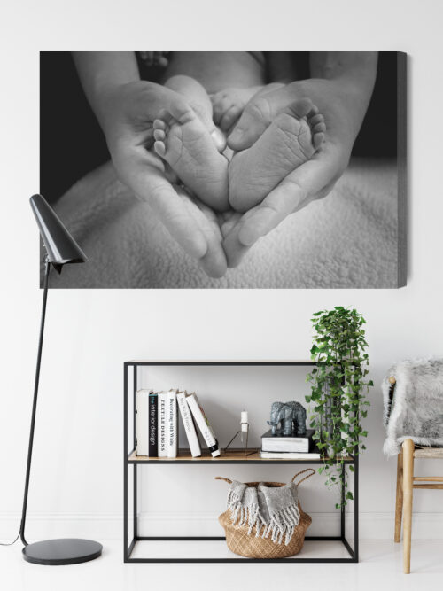 Obraz na płótnie Ludzie Stopy dziecka w dłoniach Premium Canvas - obrazek 9
