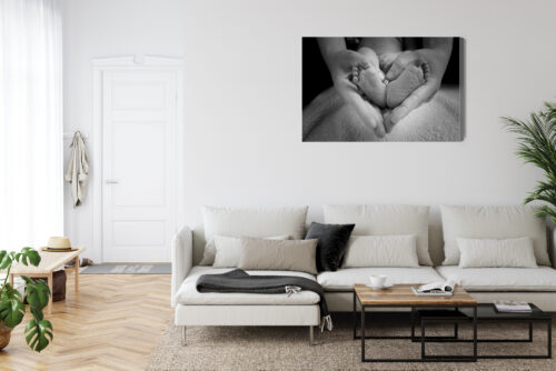 Obraz na płótnie Ludzie Stopy dziecka w dłoniach Premium Canvas - obrazek 6