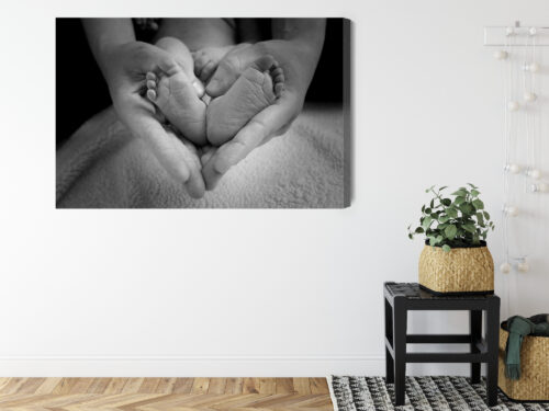 Obraz na płótnie Ludzie Stopy dziecka w dłoniach Premium Canvas - obrazek 8