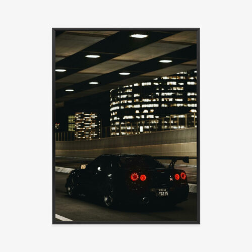 Plakat w ramie sportowego samochodu nocą Premium
