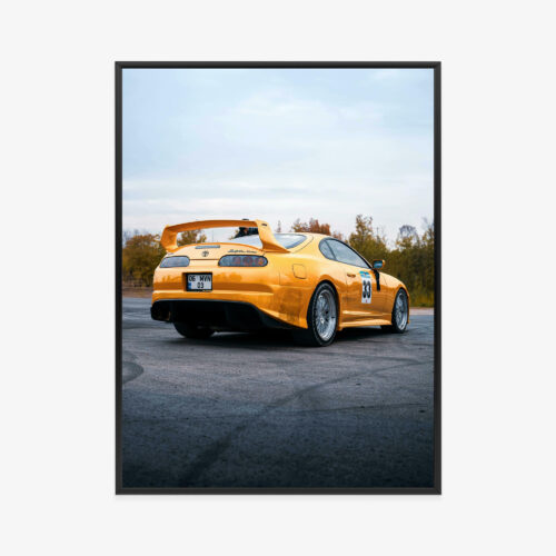 Plakat w ramie żółtego sportowego auta na drodze Premium